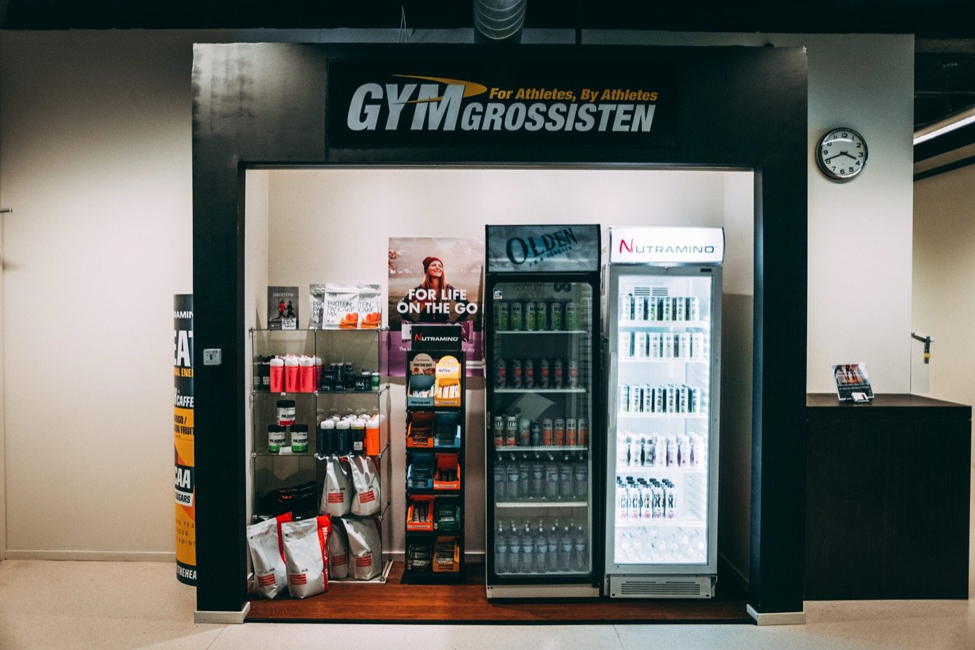 Shopen i resepsjonen med kjøleskap og hyller fra Gymgrossisten